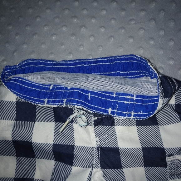 4/$20 Toddler boy OshKosh checkered swim trunks 2T - Picture 4 of 15